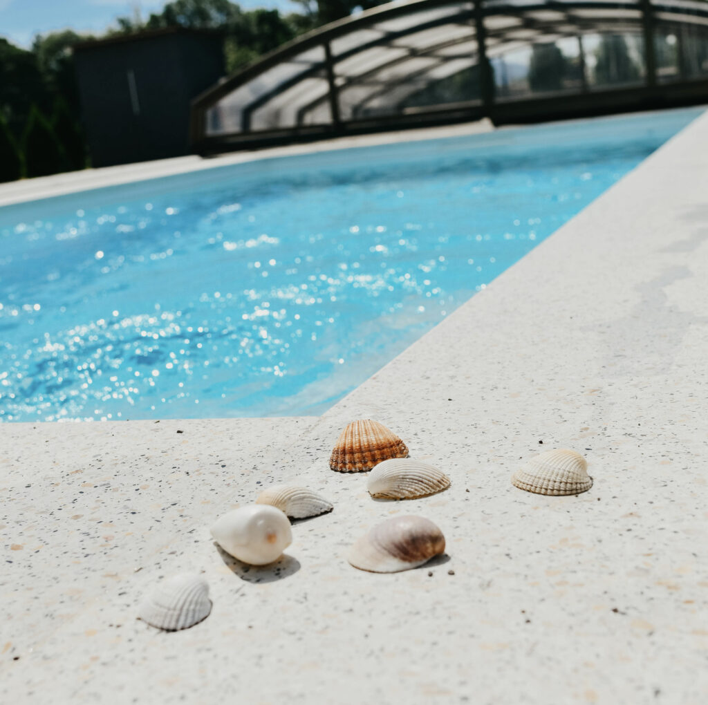 Nechajte ho zažiariť: perleťové farby a odolnejšie vrstvy bazénov